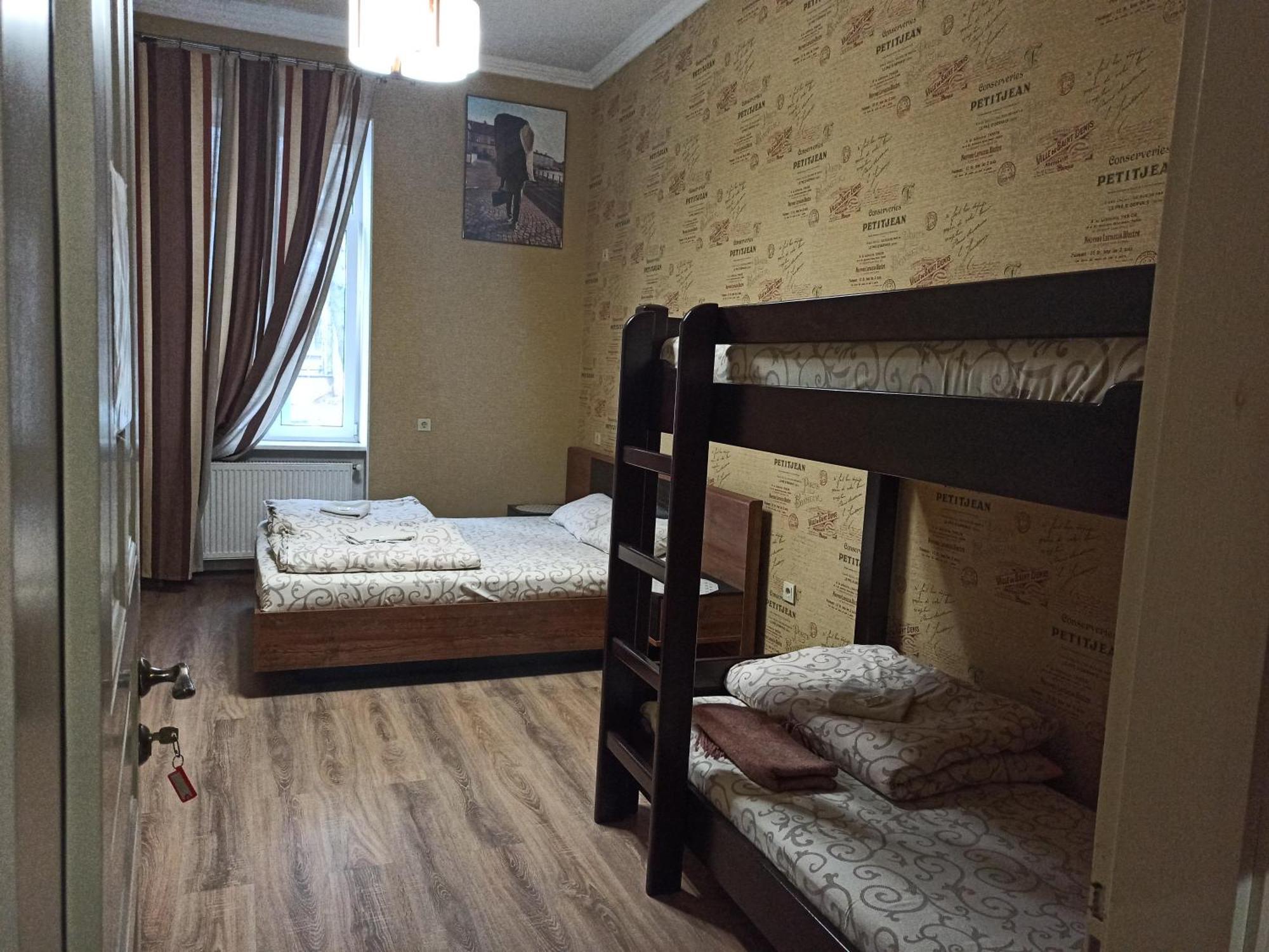 Hostel Q ,15 Хв До Жд Вокзалу Lviv Ngoại thất bức ảnh